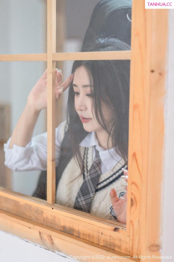 laura阿姣  [XiuRen]高清写真图 2022.12.08 No.5970 laura阿姣 短裙美腿第4张图片